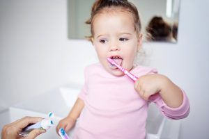 Kiedy zdecydować się na pierwszą wizytę dziecka u dentysty?