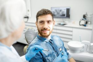 Kroki postępowania w implantologii: od konsultacji, poprzez zabieg założenia implantu zęba, aż po zalecenia stomatologiczne.